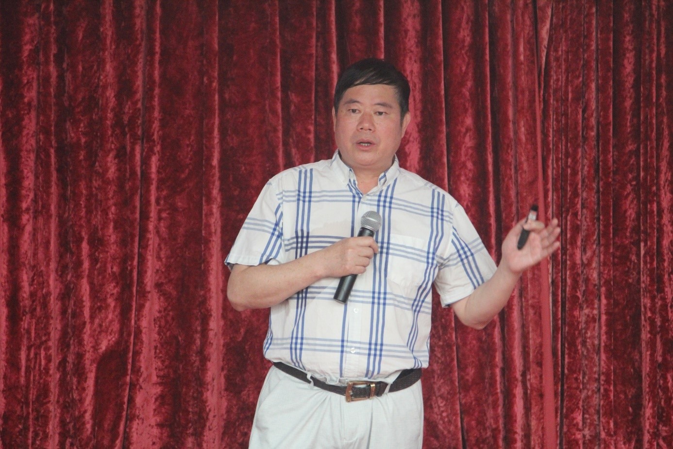 审时度势 趋利避害 坚定信心 攻坚克难 奋力开创高质量发展新局面
