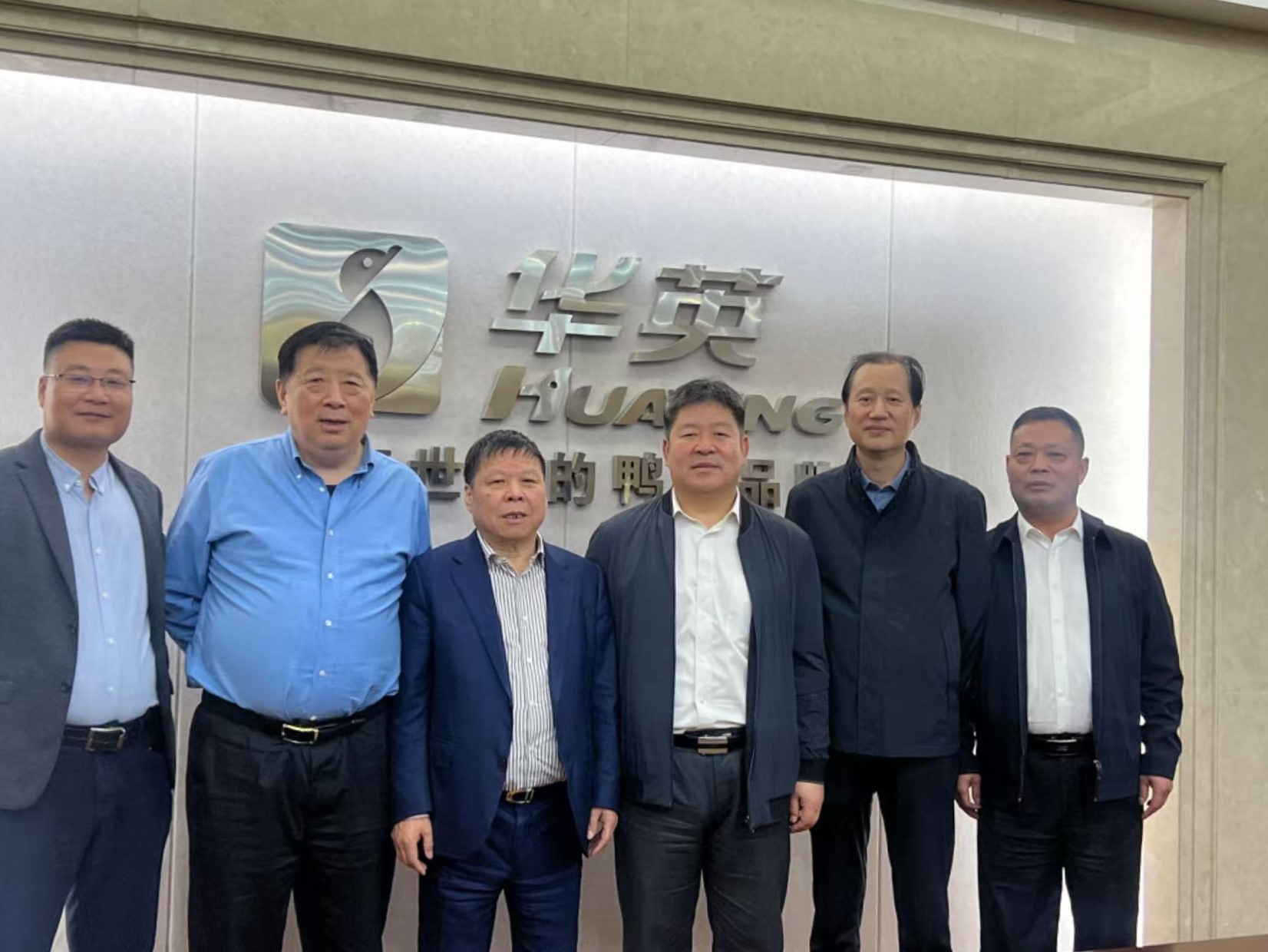 中牧集团董事长杨青春到华英农业考察交流